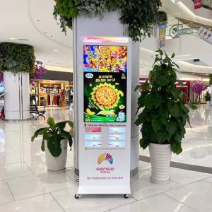 Máy KIOSK quảng cáo COMQ Q-Kiosk 43A PBC - 43'' có trạm sạc pin